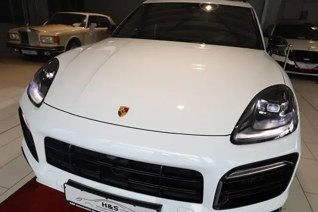 Porsche Cayenne view 13