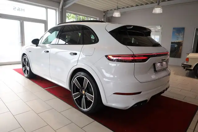 Porsche Cayenne view 3