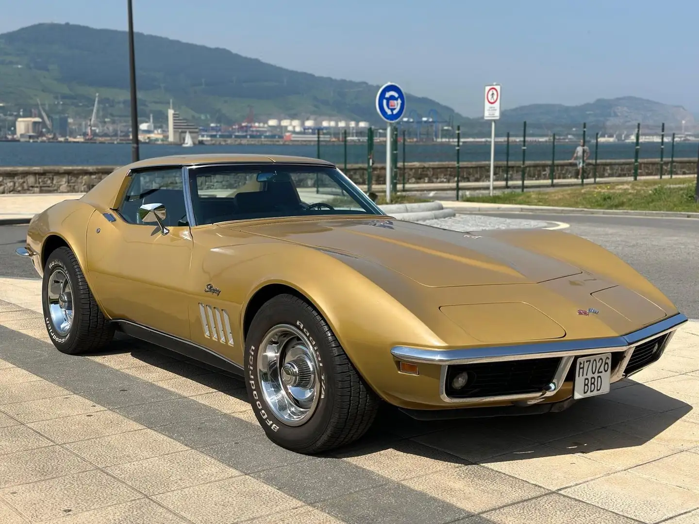 Chevrolet Corvette STINGRAY Oro - 2