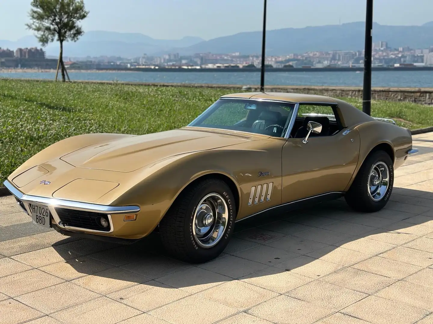 Chevrolet Corvette STINGRAY Oro - 1