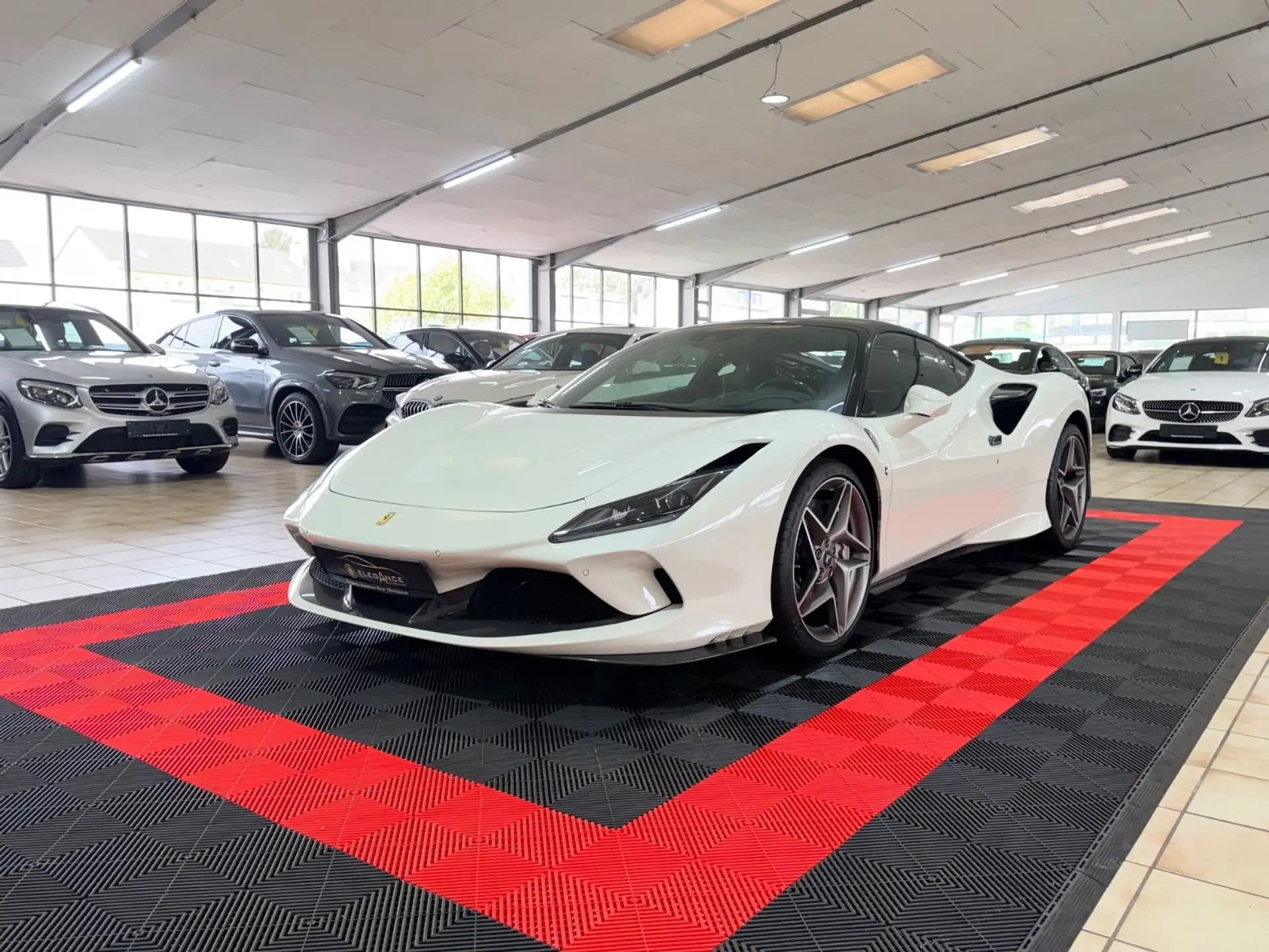 페라리 F8 Carbon Package 2020 흰색 사진 1