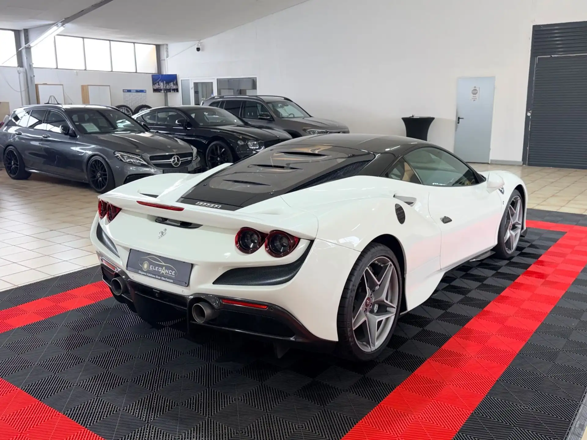 페라리 F8 Carbon Package 2020 흰색 사진 6