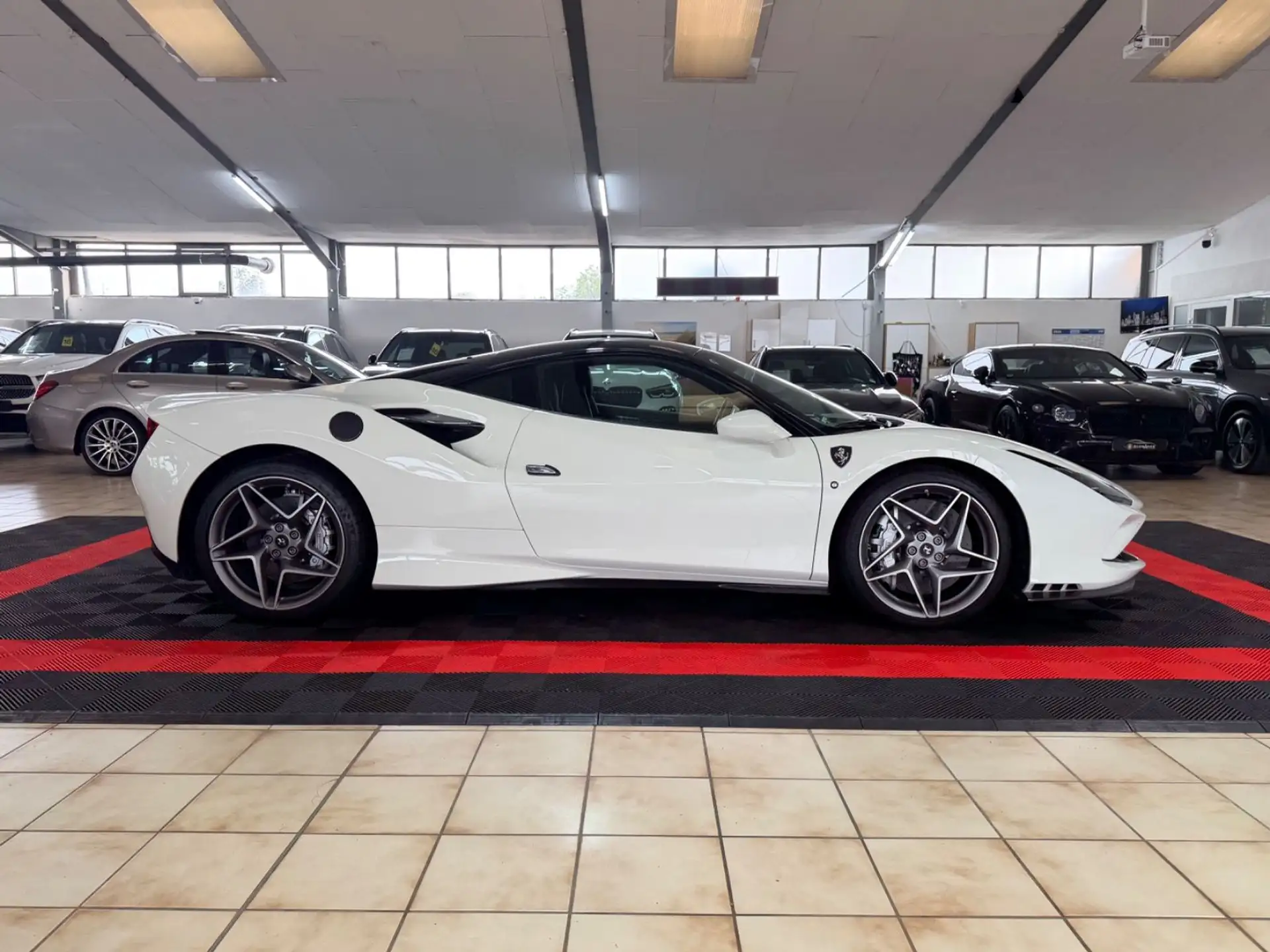 페라리 F8 Carbon Package 2020 흰색 사진 4