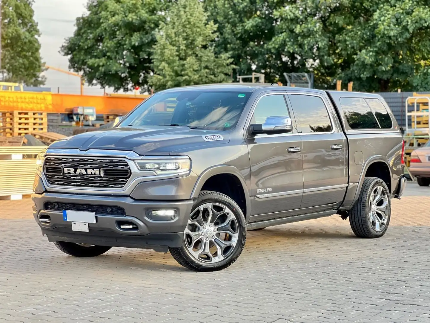 Dodge RAM 5,7 4x4 LPG Limited Pano 360* ACC Tausch Mö. Grau - 1