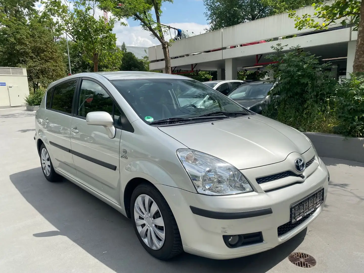 Toyota Corolla Verso 2.2-l-D Klima 7 Sitze 01708044052 Gris - 1