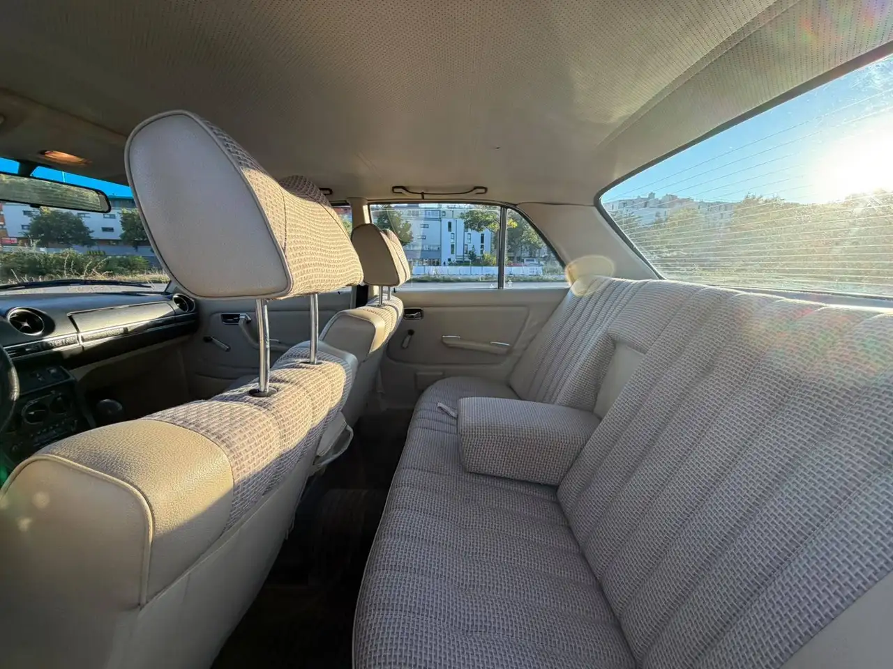 Mercedes-Benz 200 oldtimer, foto 9