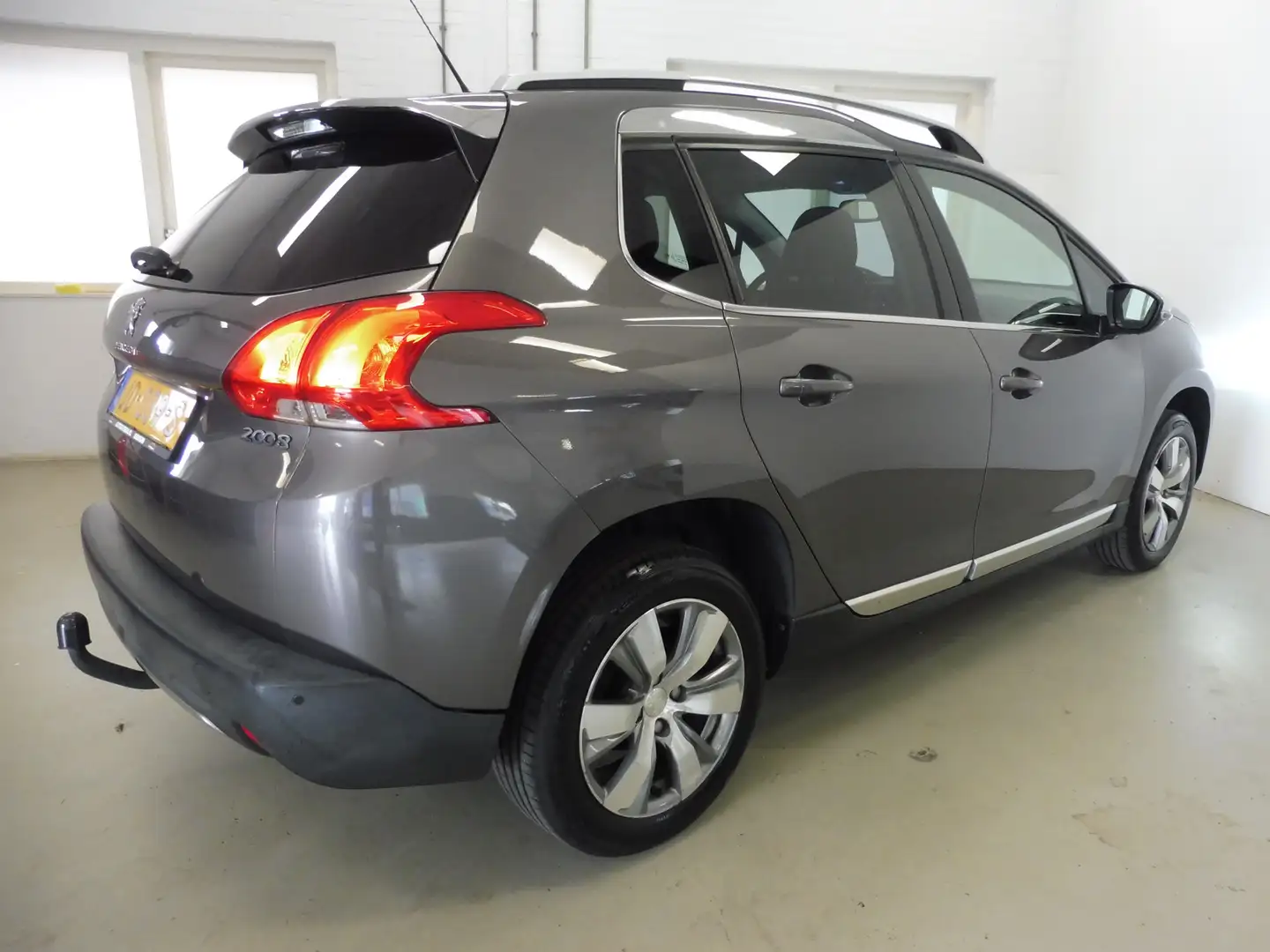 Peugeot 2008 1.2 PureTech Blue Lease Executive Trekhaak | Pano Grijs - 2