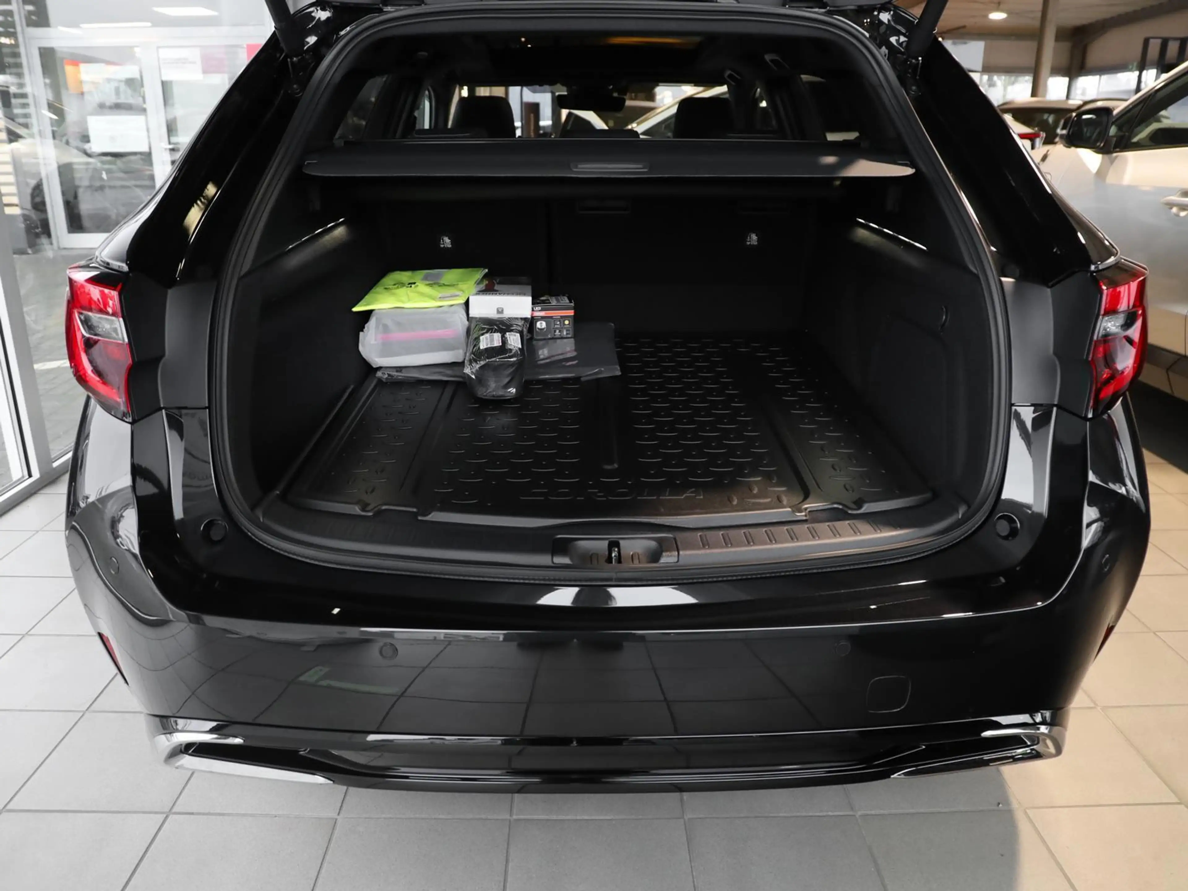 Toyota Corolla TS 2.0 Hybrid Lounge PDC NAVI KLIMA — photo 11