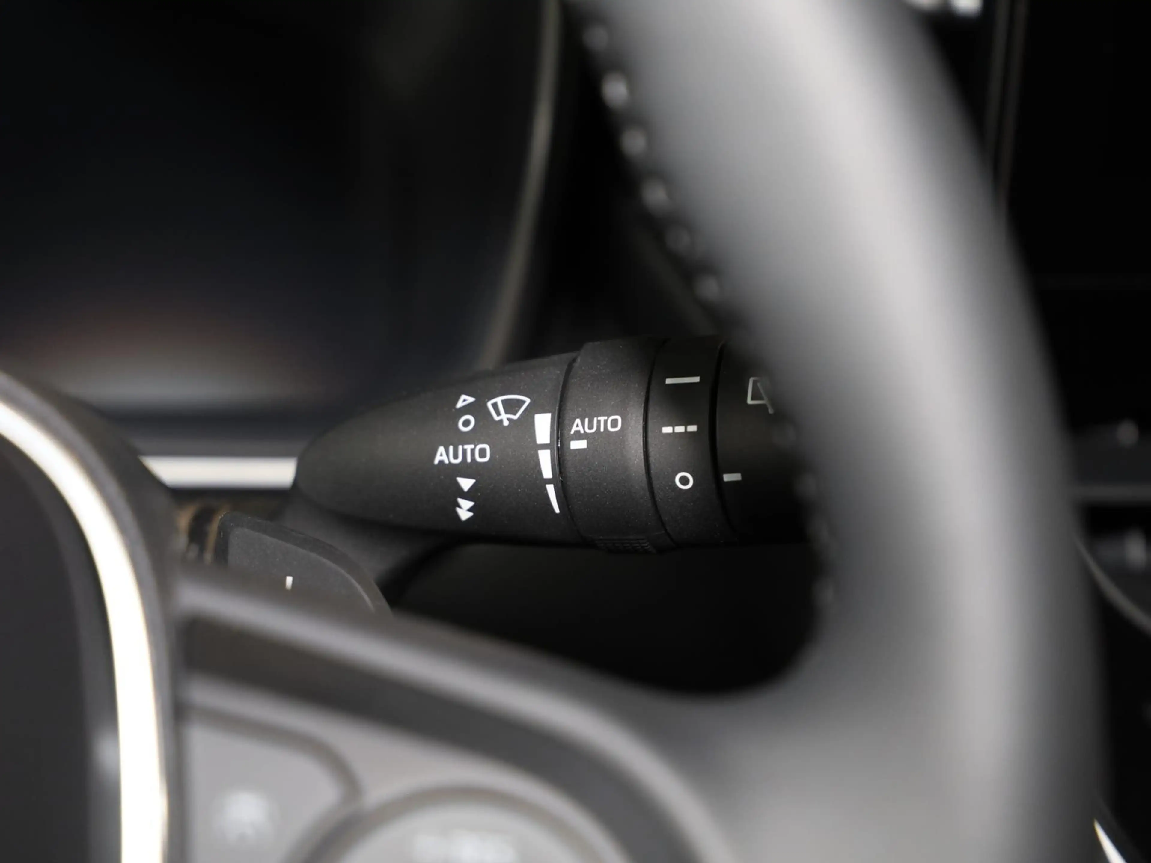 Toyota Corolla TS 2.0 Hybrid Lounge PDC NAVI KLIMA — photo 13