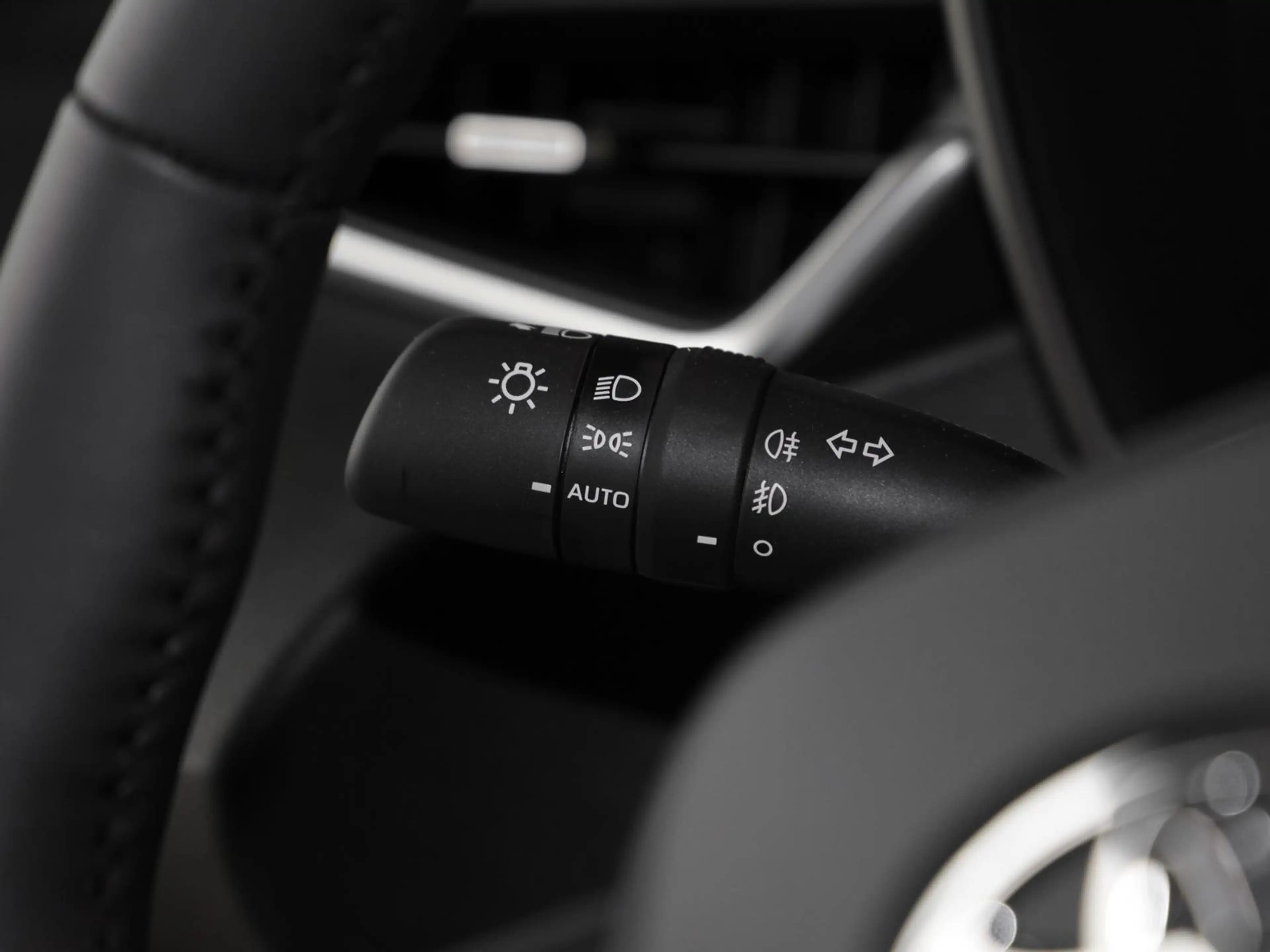 Toyota Corolla TS 2.0 Hybrid Lounge PDC NAVI KLIMA — photo 15