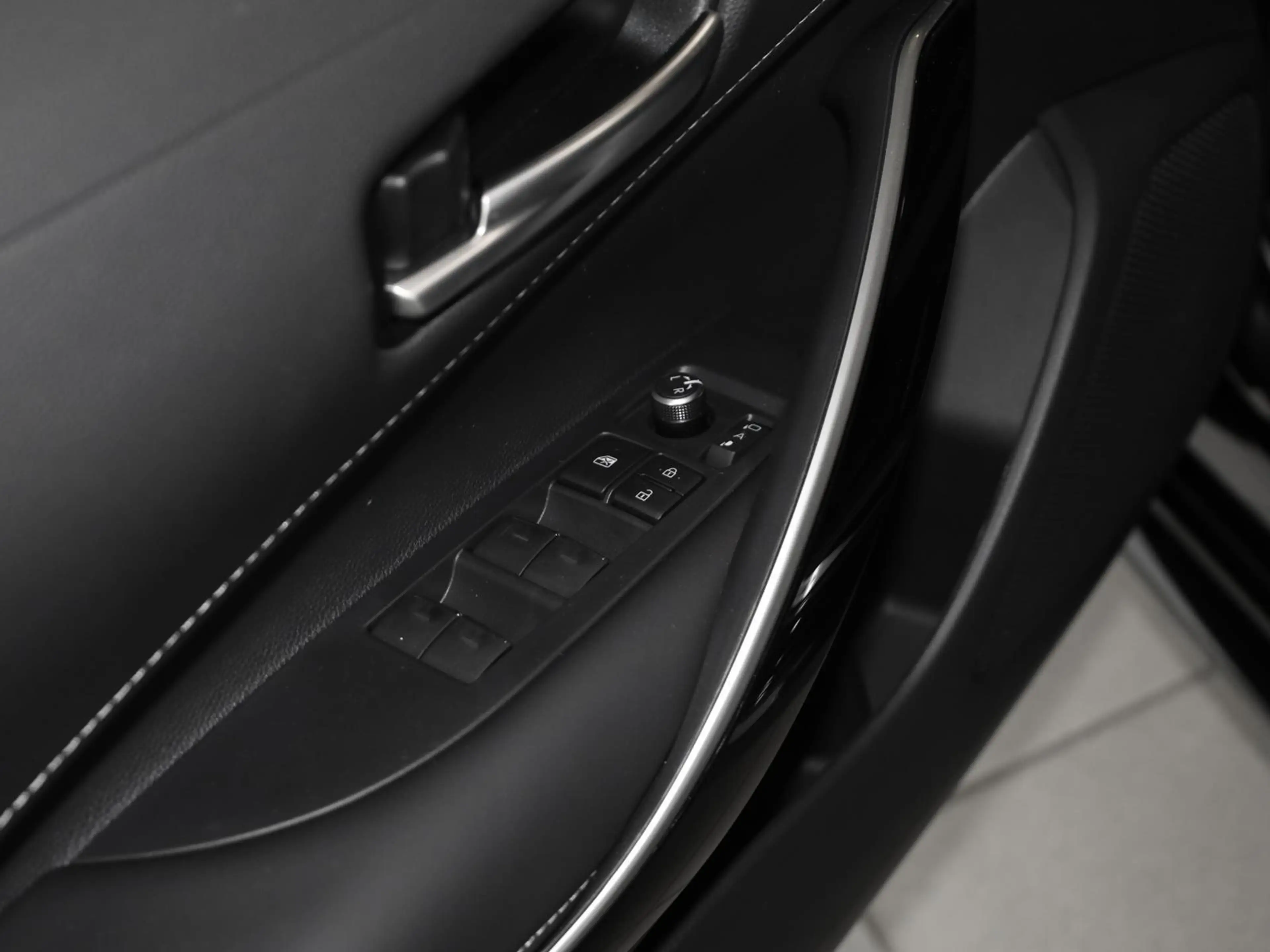 Toyota Corolla TS 2.0 Hybrid Lounge PDC NAVI KLIMA — photo 9