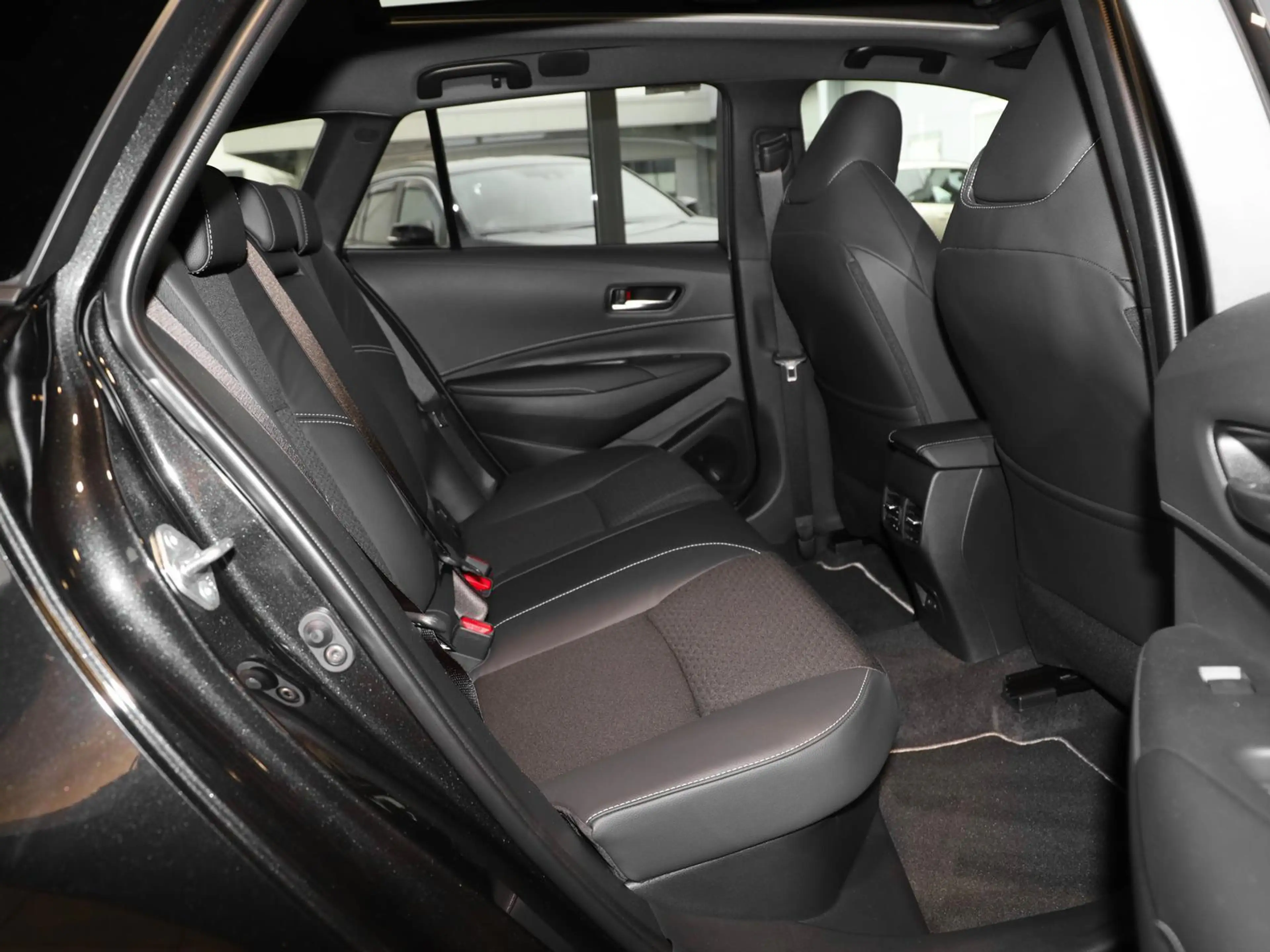 Toyota Corolla TS 2.0 Hybrid Lounge PDC NAVI KLIMA — photo 4