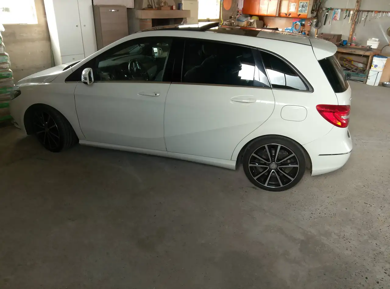 Mercedes-Benz B 180