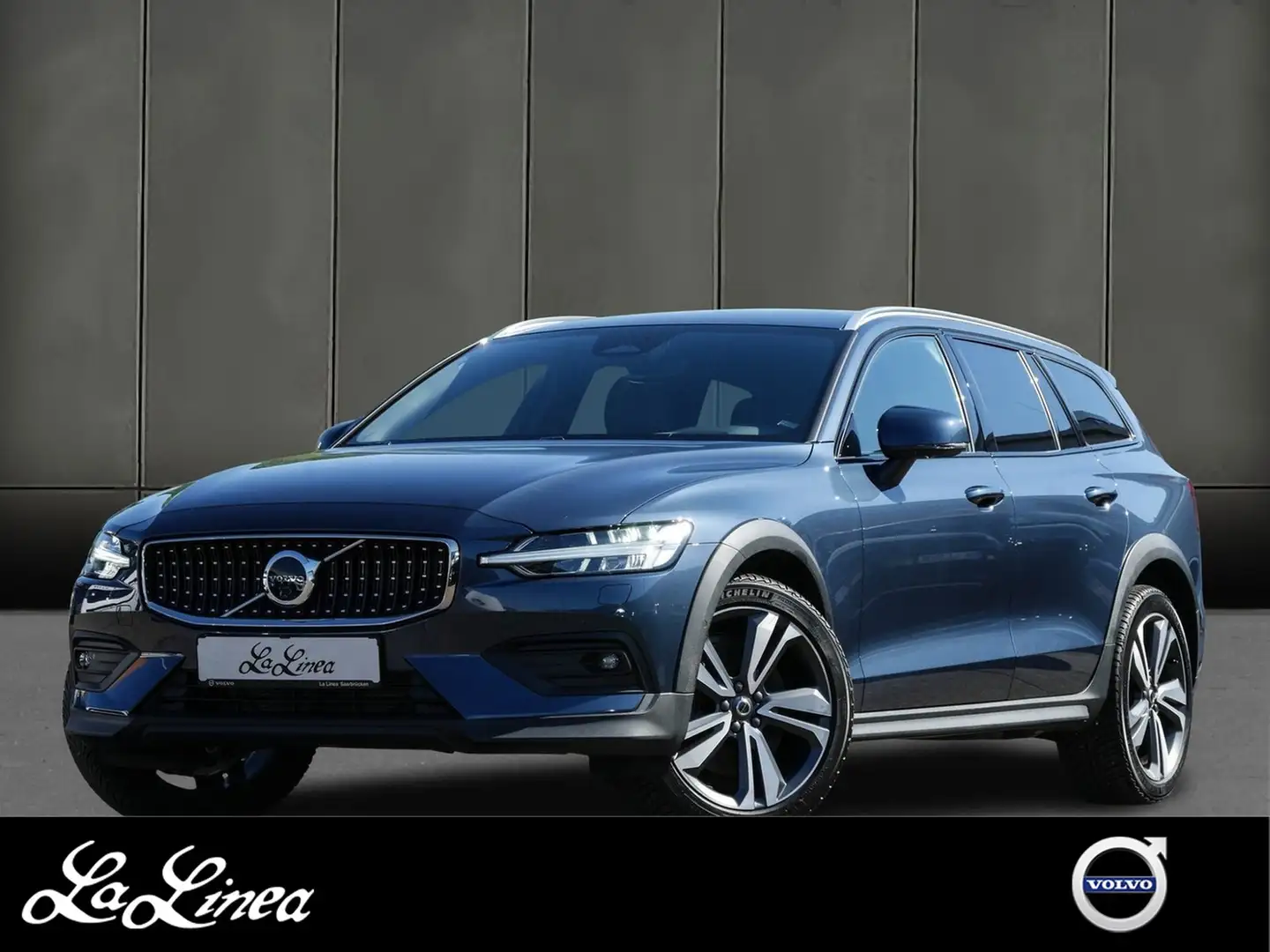 Volvo V60 Cross Country B5 Plus AWD/ St.HZ/LenkradHZ Blauw - 1