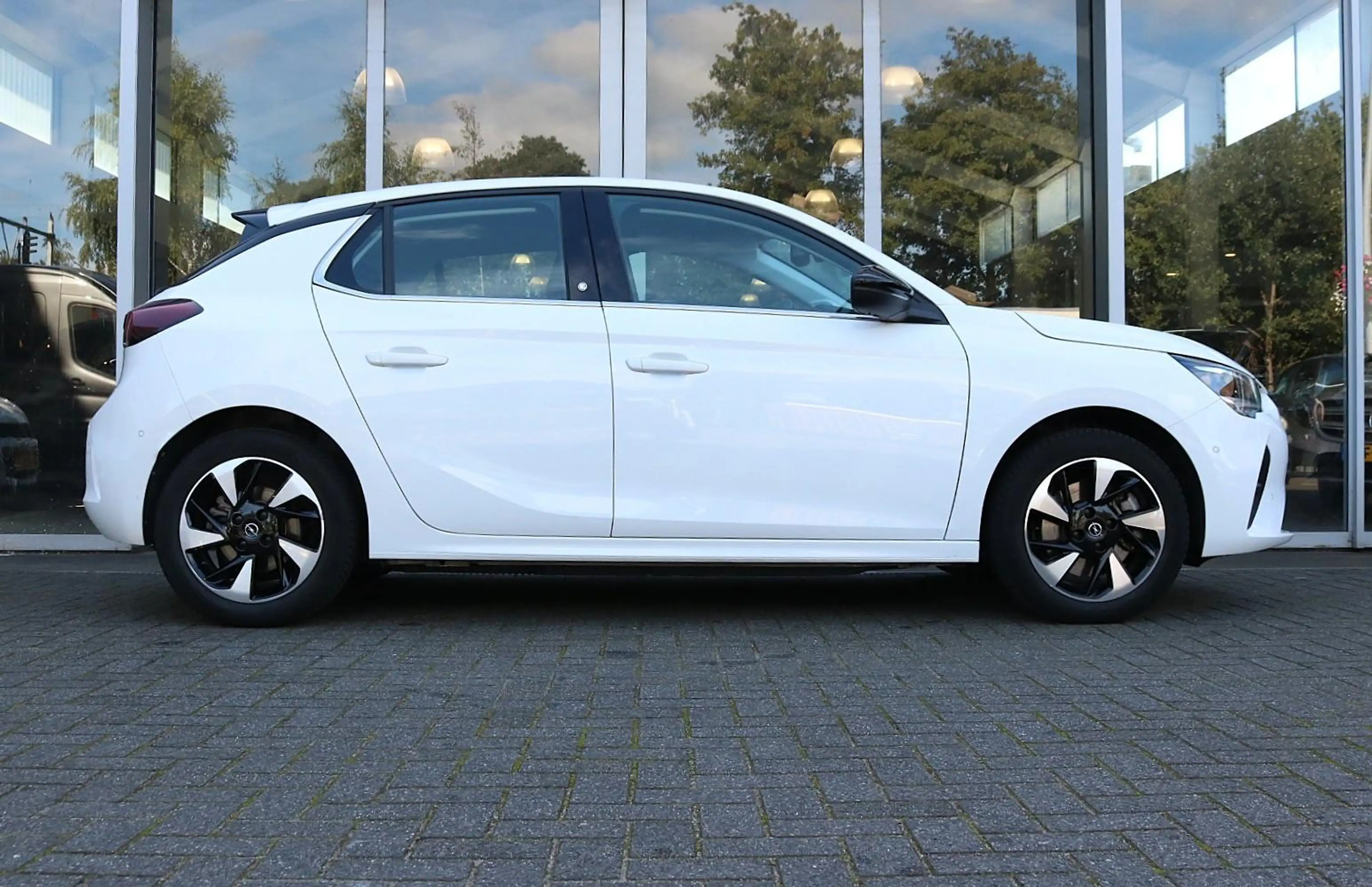 Opel Corsa-e Elegance 50 kWh Apple / Android | Camera | Trekhaa — photo 12