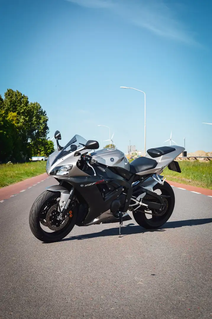 Yamaha YZF-R1 Zilver - 1