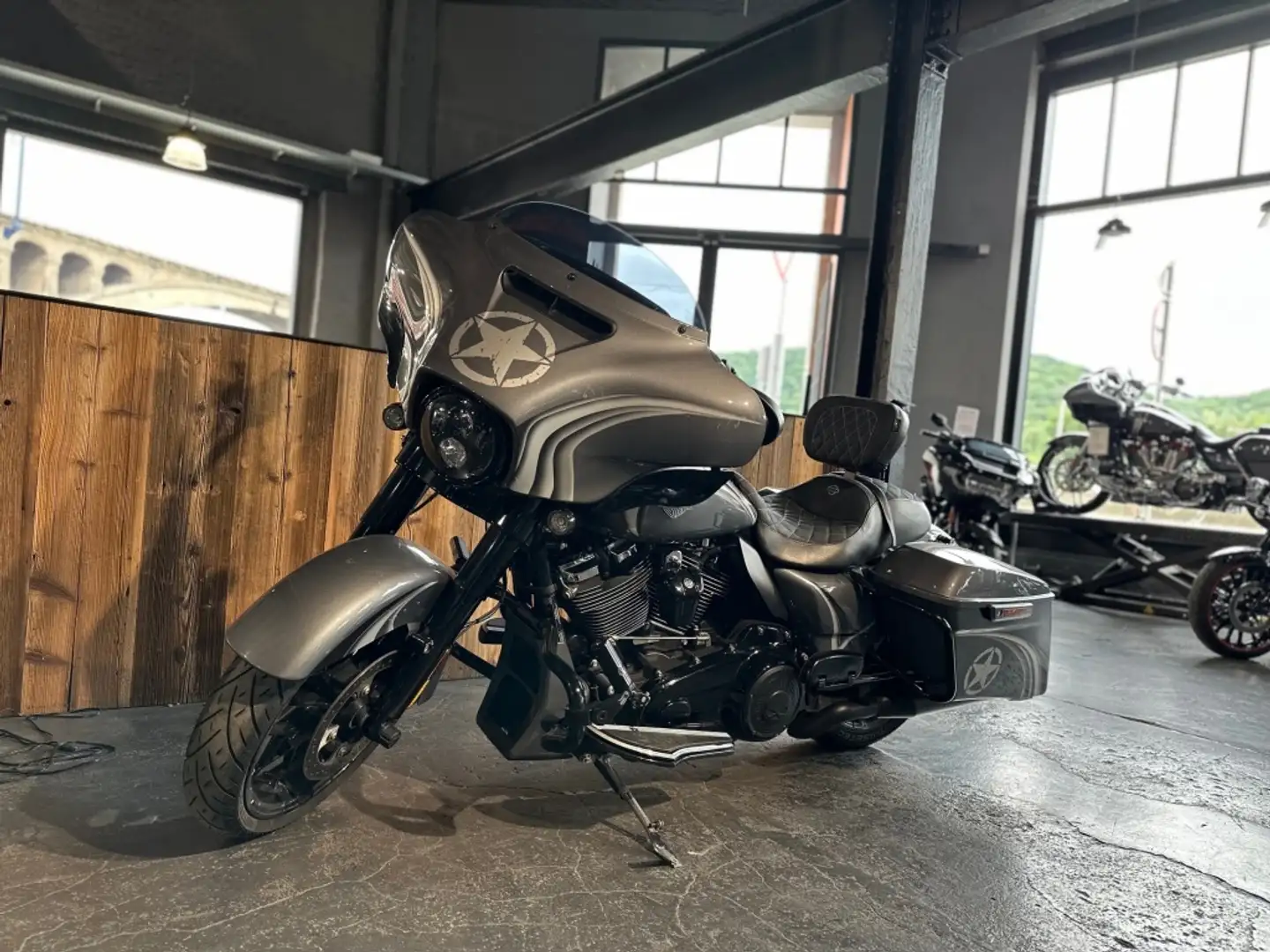 Harley-Davidson Street Glide SPECIAL 114 GRAND TOURING Grijs - 1