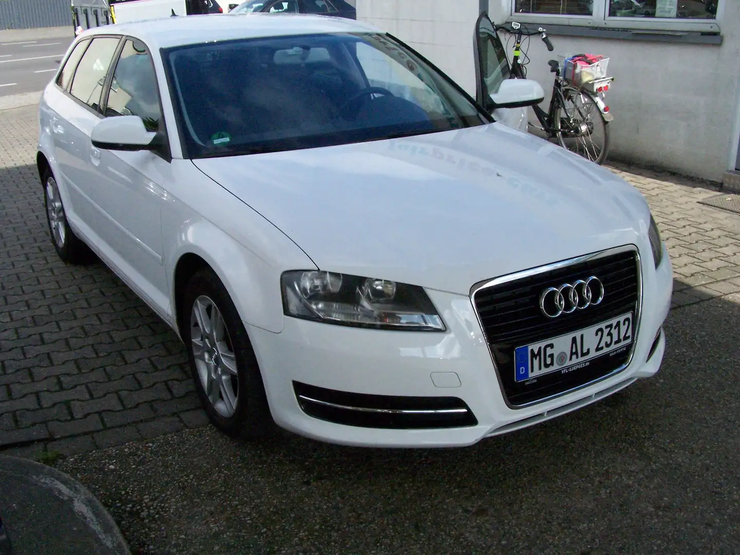 Audi A3 1.6 TDI Attraction Weiß - 1