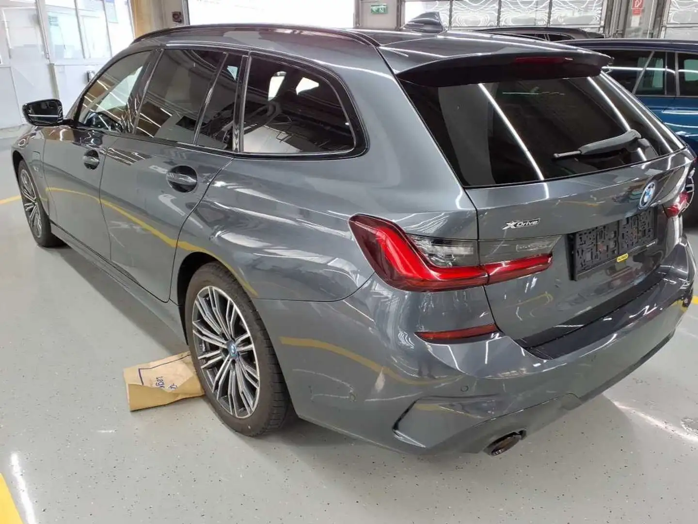 BMW 330 e xDrive touring Aut * M Sport * LASER* AHK * HUD* Grau - 2