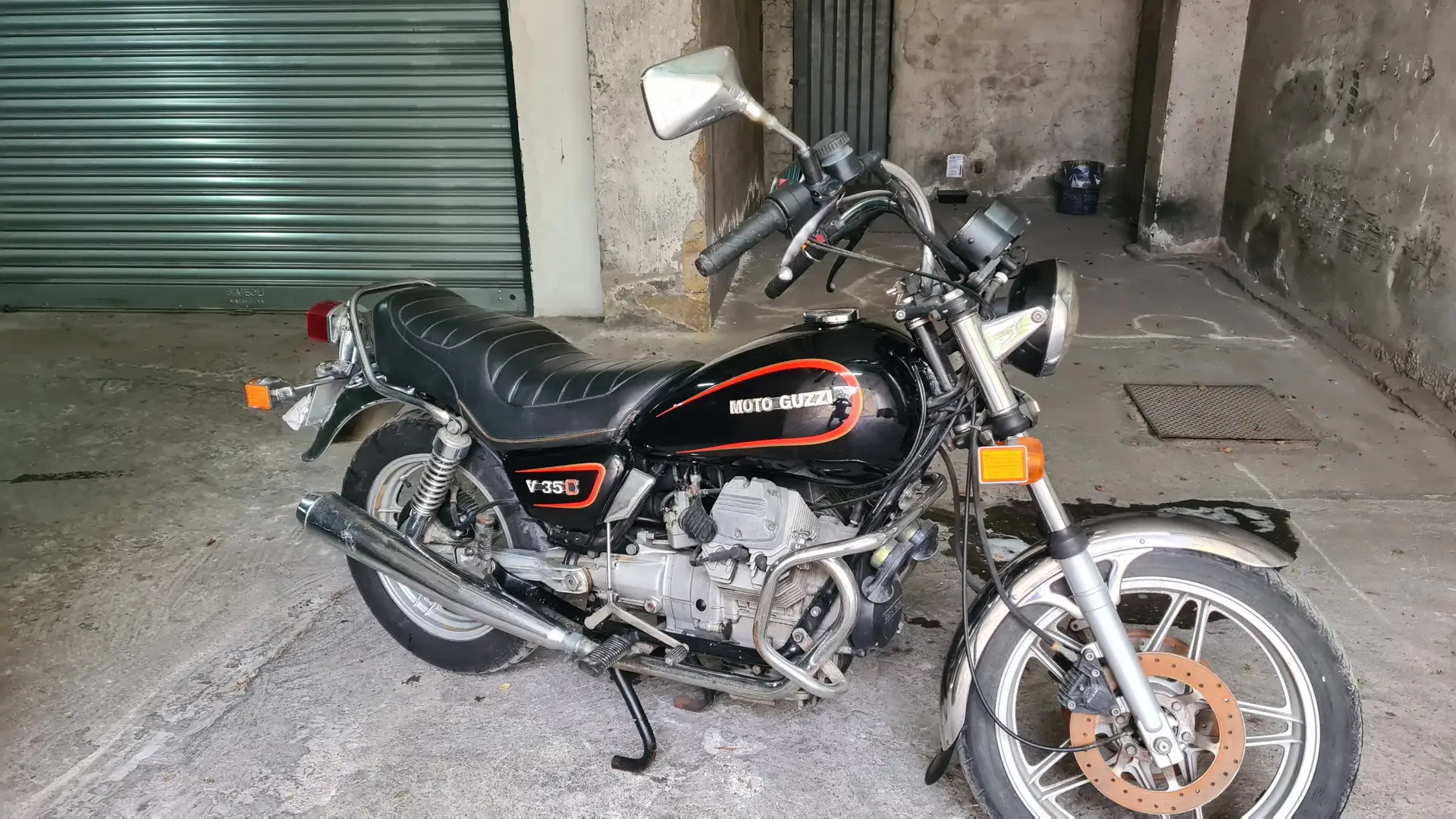 Moto Guzzi V 35 Custom Noir - 1