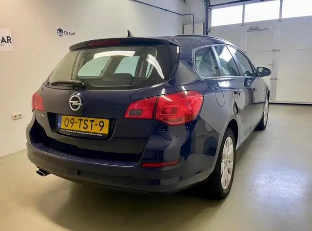 Opel Astra view 6