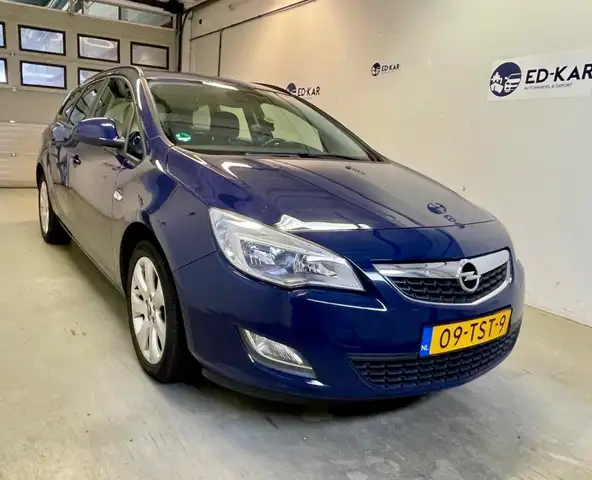 Opel Astra view 5
