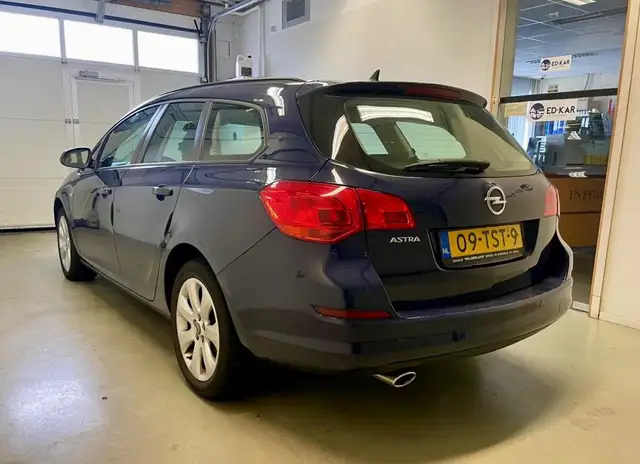 Opel Astra view 8