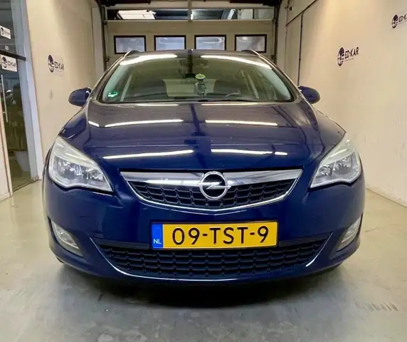 Opel Astra view 4