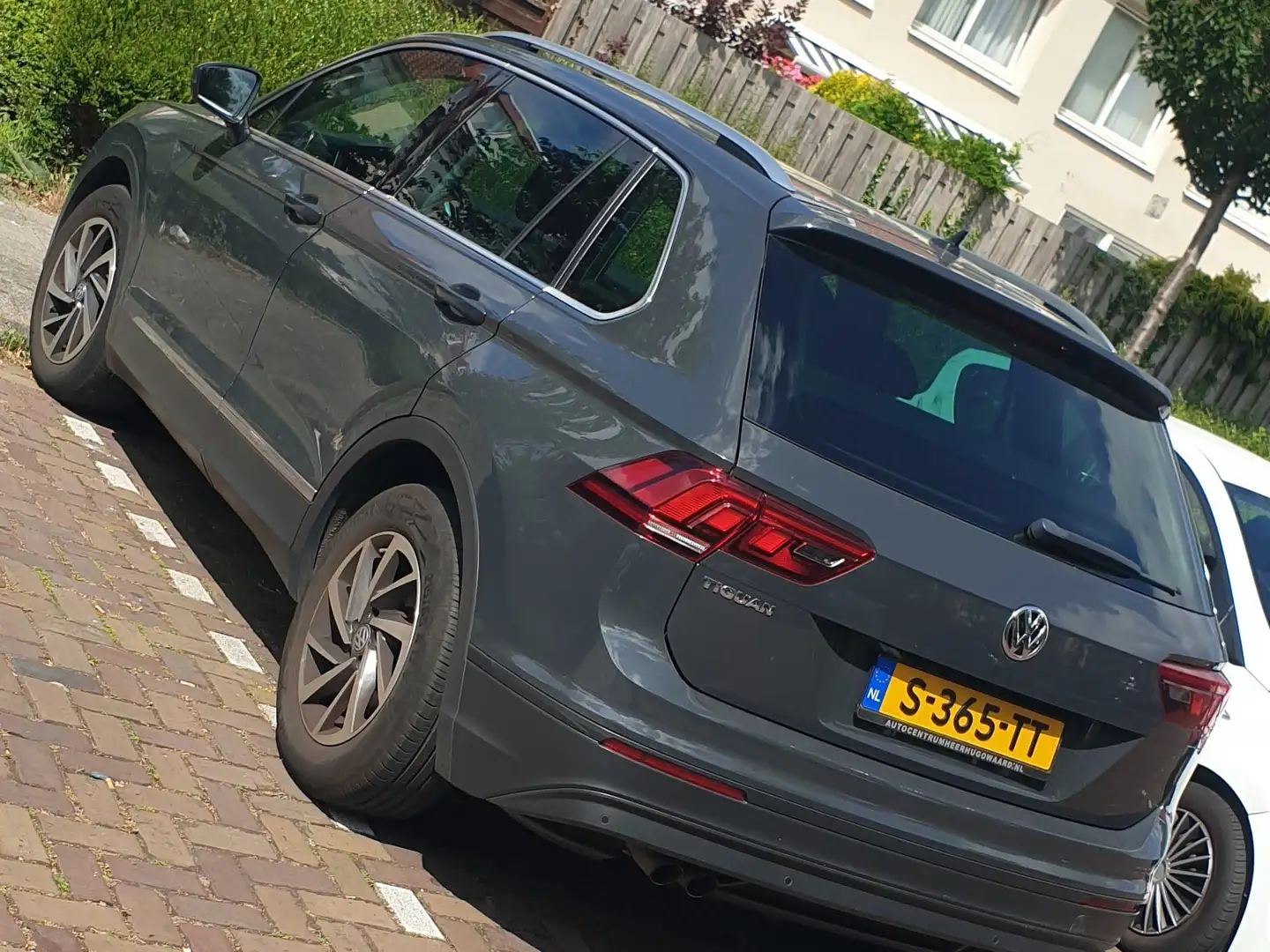 Volkswagen Tiguan Tiguan 1.4 TSI Highl. Bus R Grijs - 2