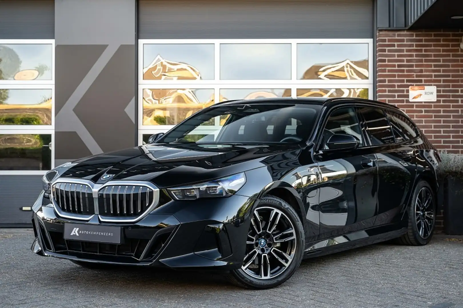 BMW 530 5-serie 530e xDrive M Sport | Trekhaak | Head-Up | Zwart - 1