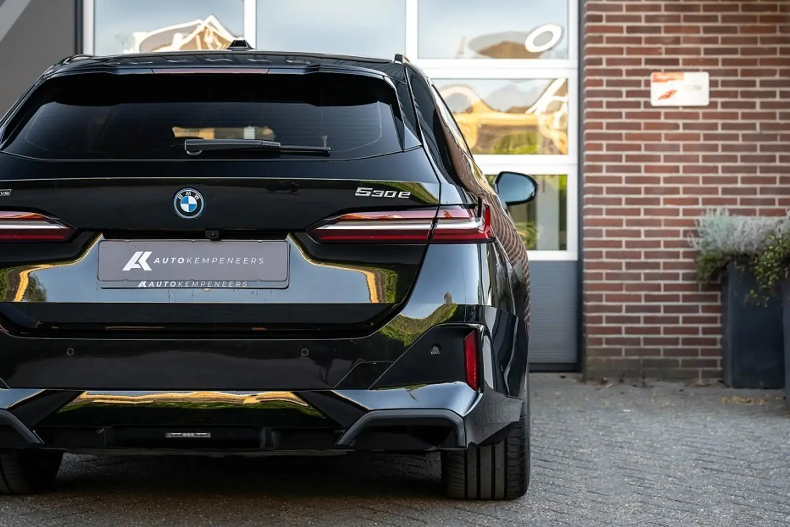 BMW 530 5-serie 530e xDrive M Sport | Trekhaak | Head-Up | Zwart - 2