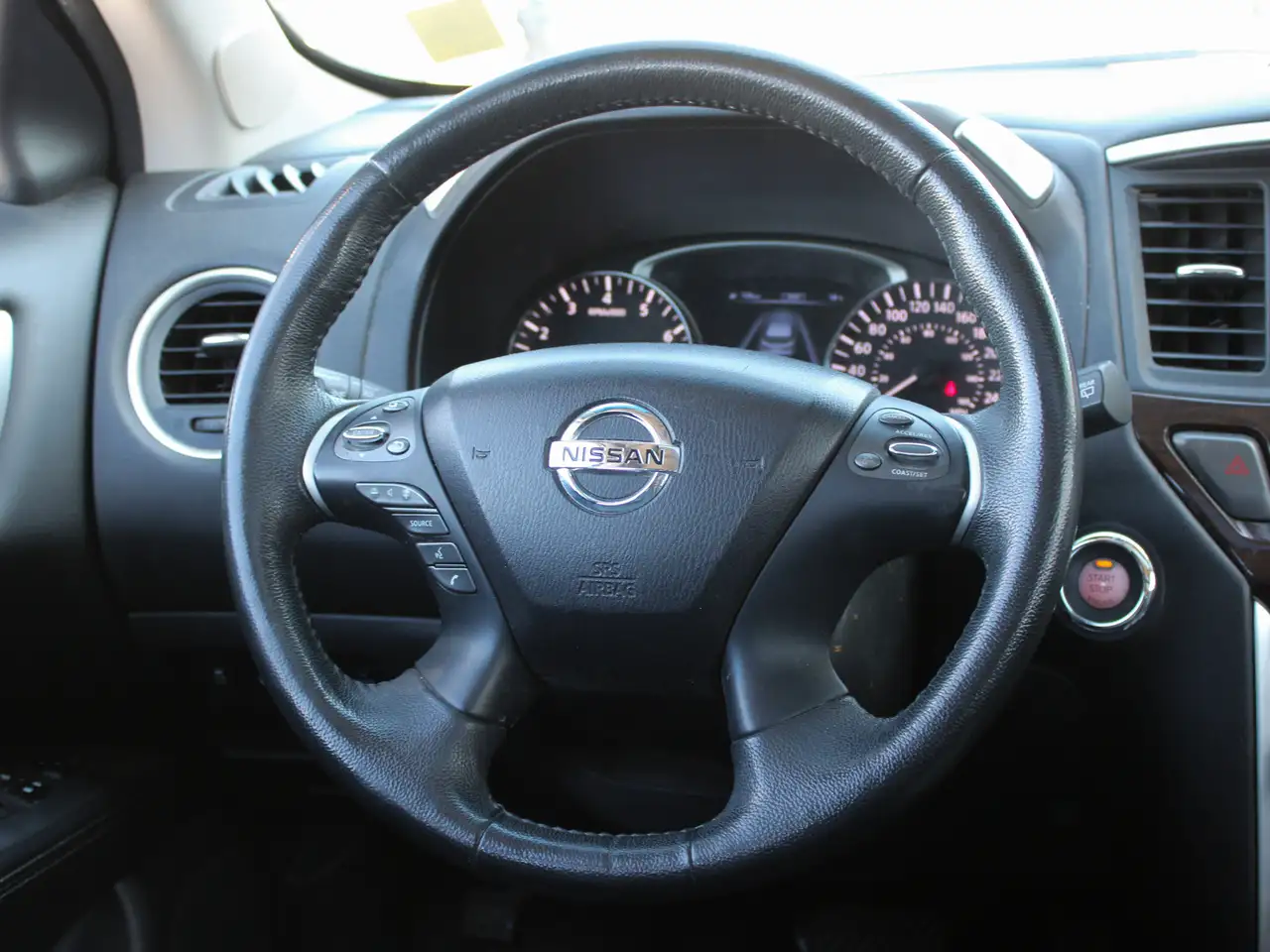 Nissan Pathfinder снимка Nissan Pathfinder