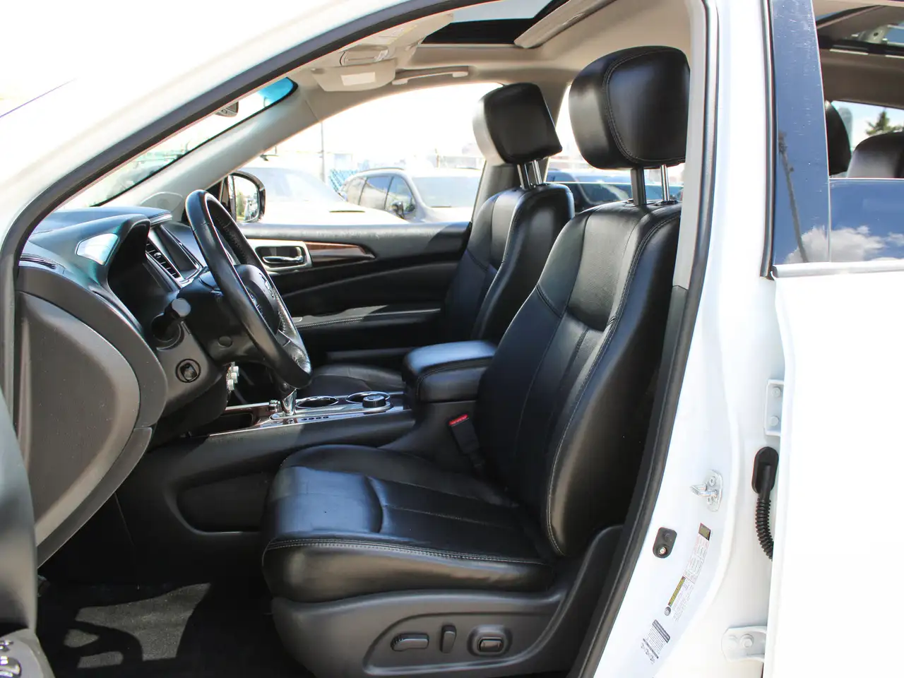 Nissan Pathfinder снимка Nissan Pathfinder