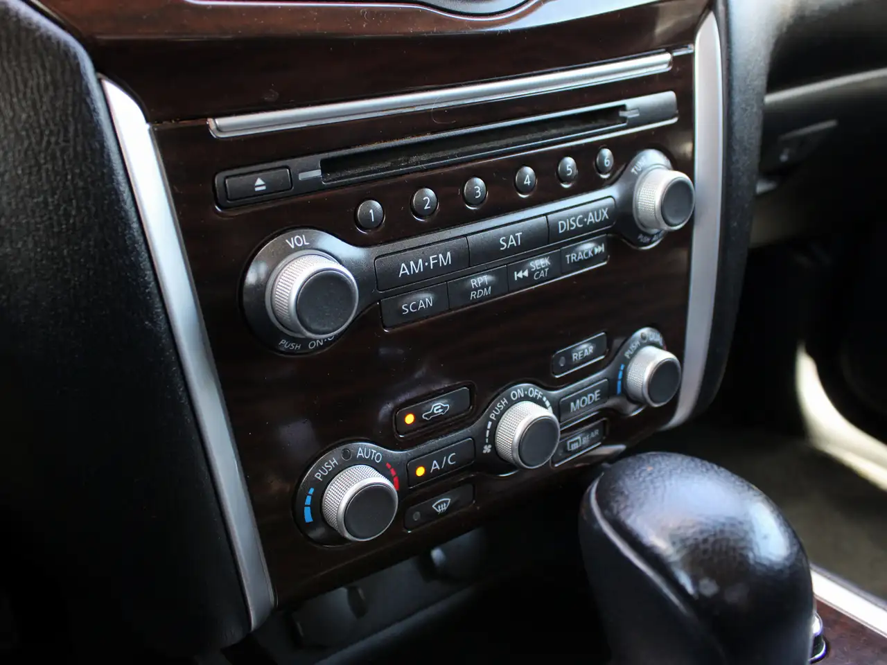 Nissan Pathfinder снимка Nissan Pathfinder