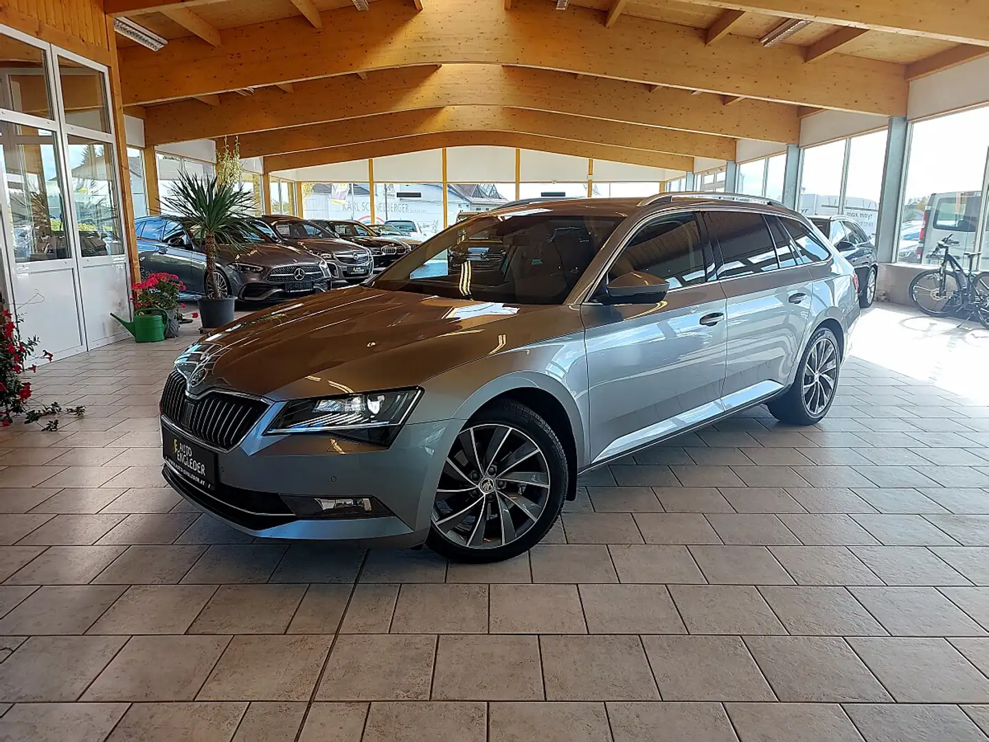 Skoda Superb Kombi 2,0 TDI 4x4 Laurin & Klement DSG Grau - 1