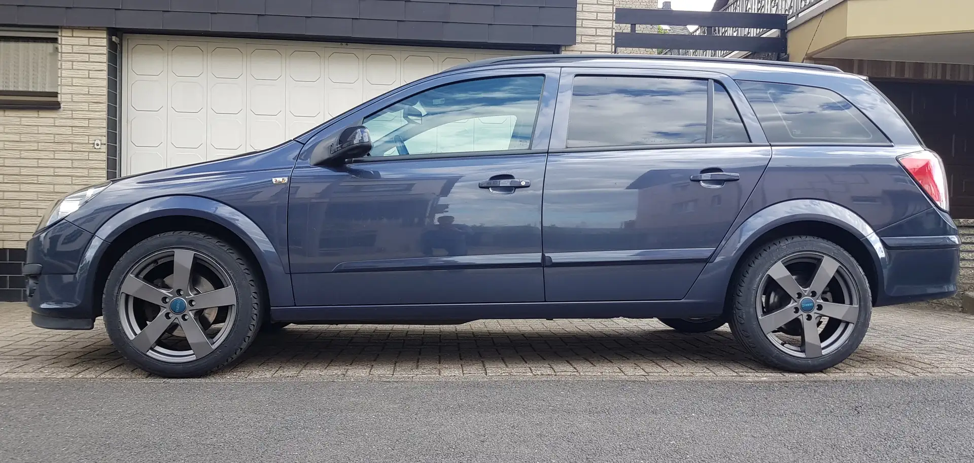 Opel Astra Astra 1.6 Caravan Easytronic Blau - 1