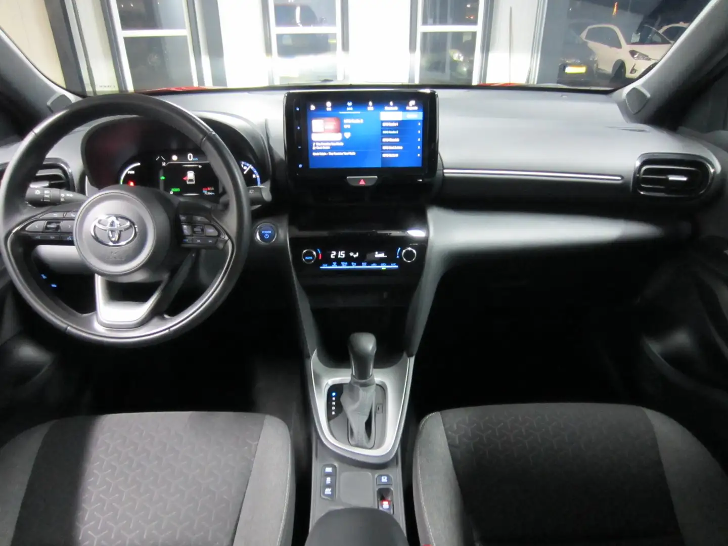 Toyota Yaris Cross 1.5 Hybrid First Edition Trekhaak Navi Camera Rood - 2