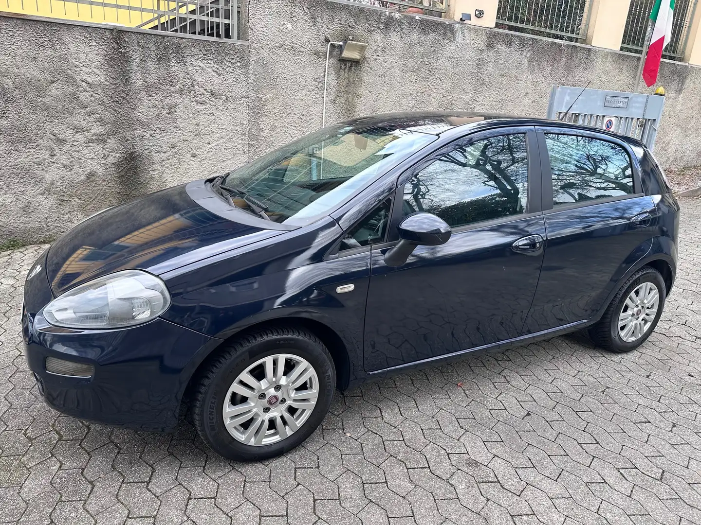 Fiat Punto 1.2 Lounge 69CV EURO6*NEOPATENTATI*CLIMA Blau - 1