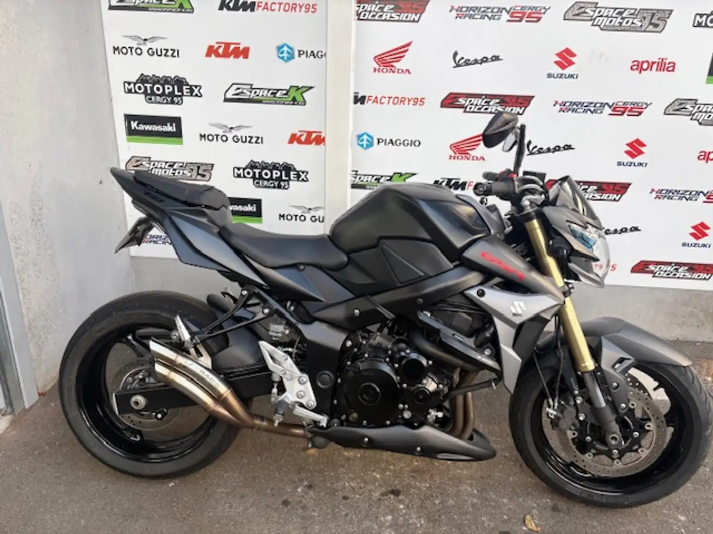Suzuki GSR 750 - 1