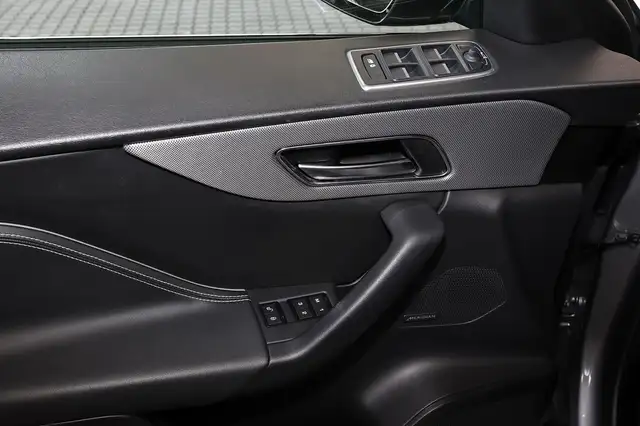Jaguar F-Pace view 12