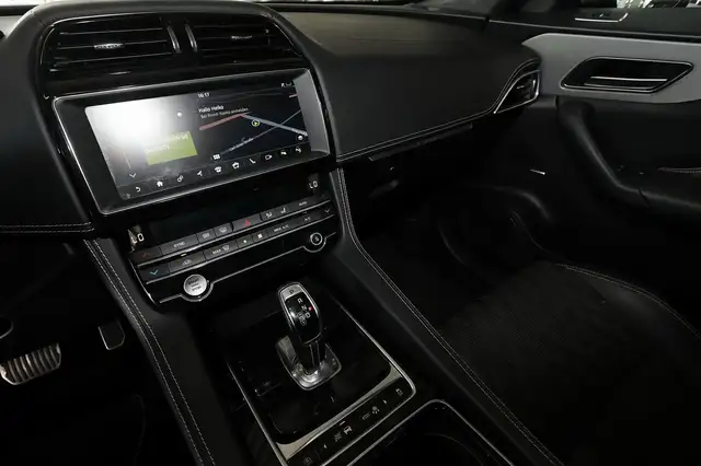 Jaguar F-Pace view 10