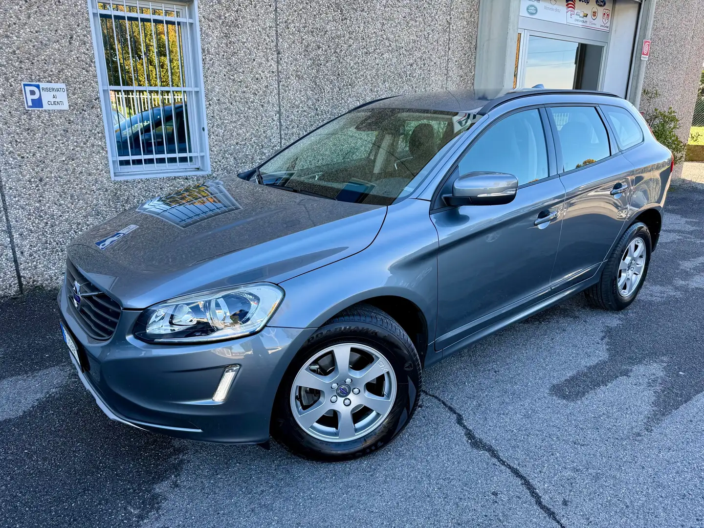 Volvo XC60 2.4 d4 Business awd 190cv geatronic "NAVI"UNIPROPRIETARIO"4X4" Gris - 2