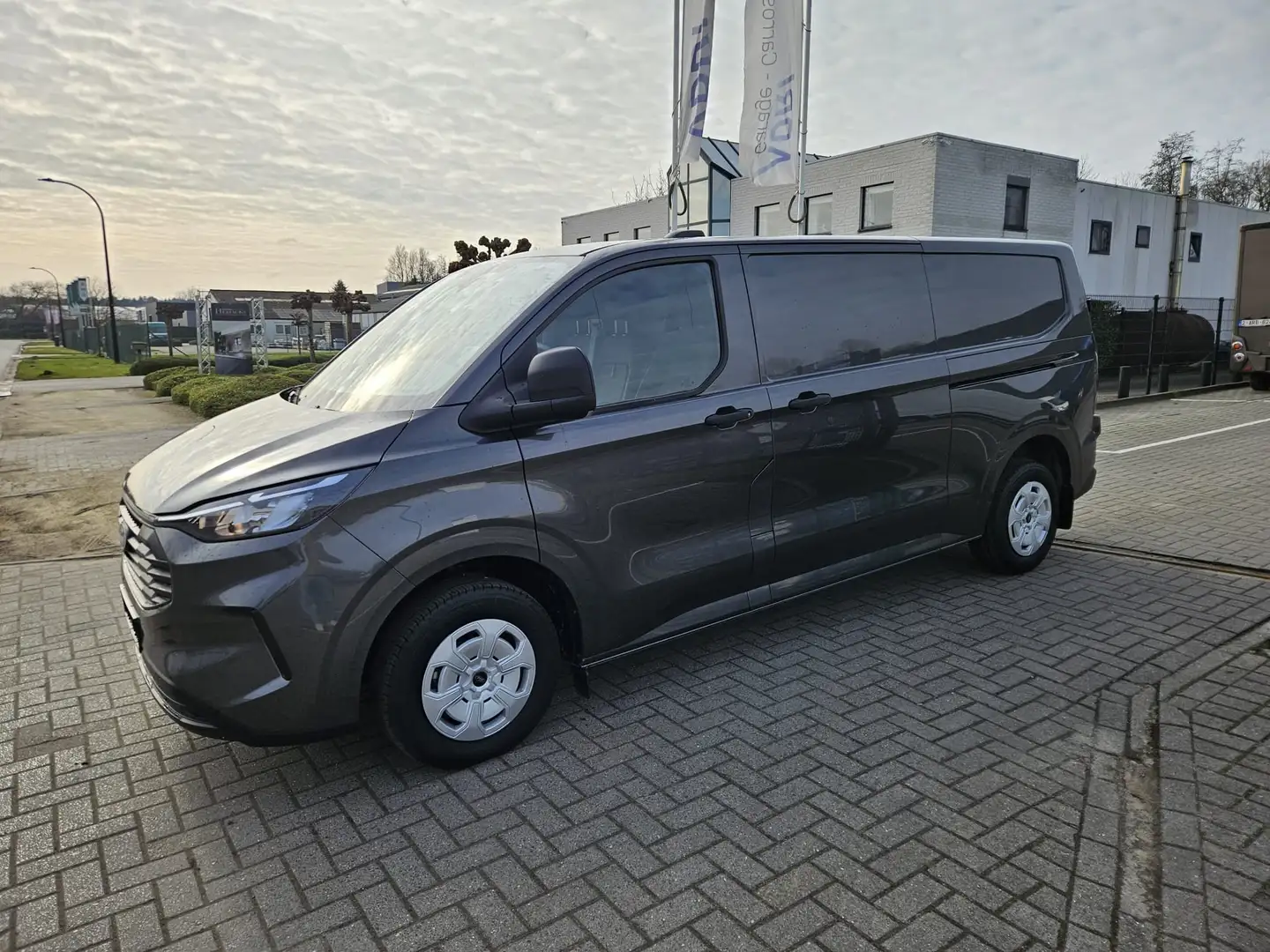 Ford Transit Custom 320 2.0TDCI 170pk 4X4 L2H1 Limited €40.950 Grijs - 1