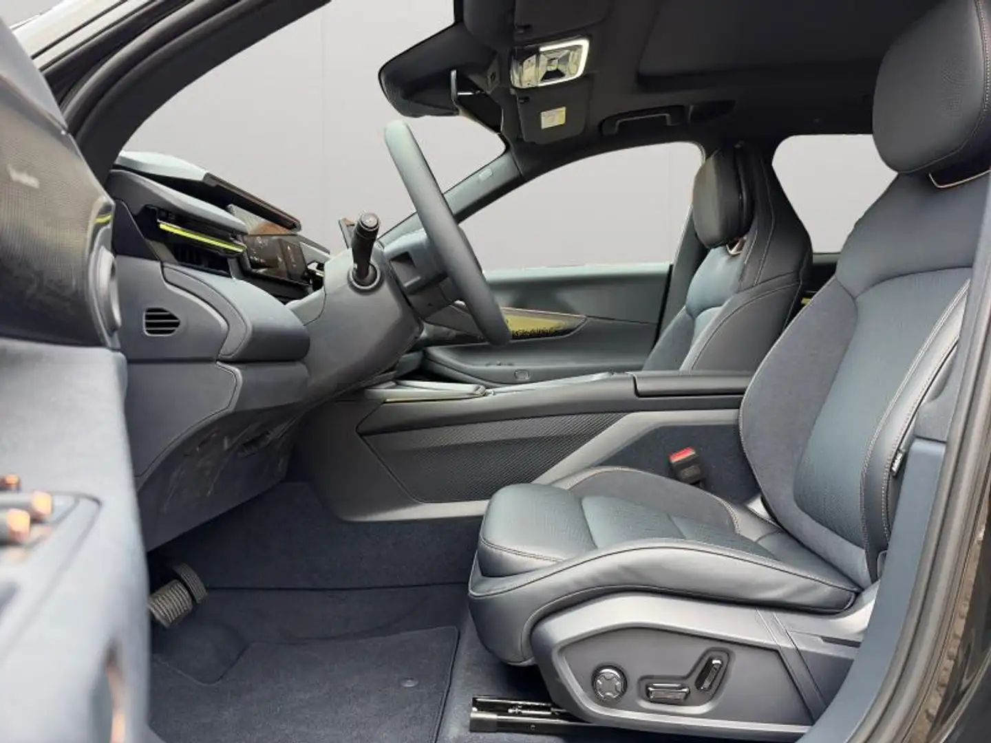 Lynk & Co 08 More Nero - 2