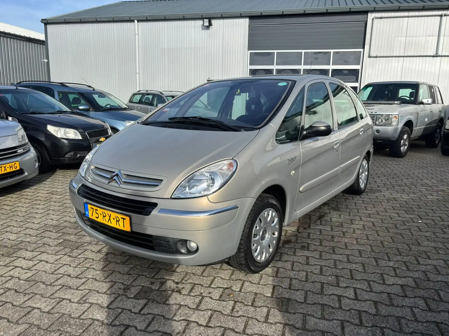 Citroen Xsara Picasso 1.6i Attraction 1E Eigenaar 59.000 KM Dealer OH Beige - 1