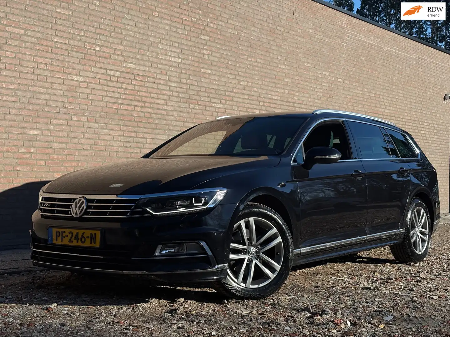 Volkswagen Passat Variant 1.6 TDI Highline Business R Schwarz - 1