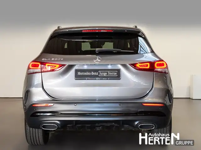 Mercedes-Benz GLA view 4