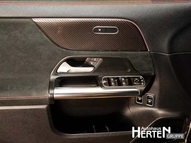 Mercedes-Benz GLA view 9