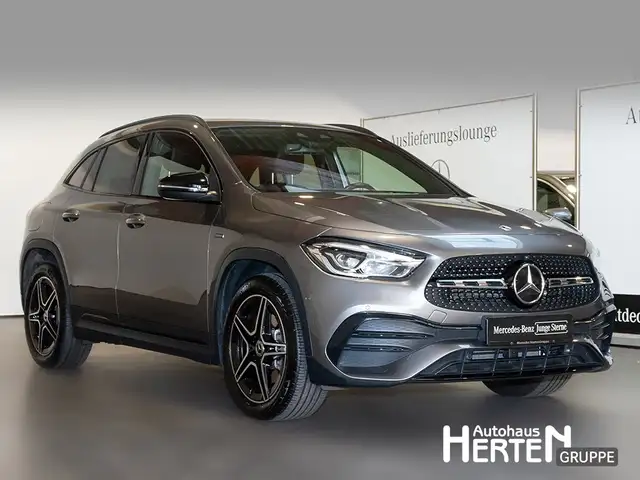 Mercedes-Benz GLA view 3