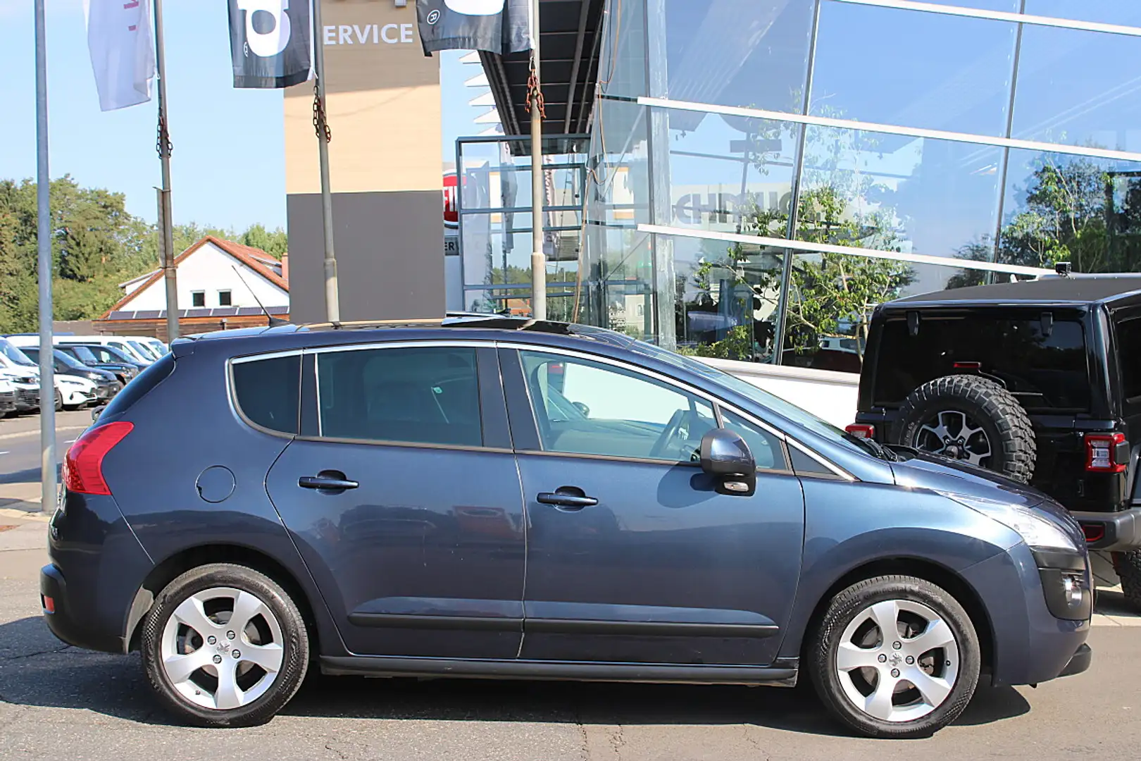 Peugeot 3008 1,6 HDi 115 FAP Professional Line Blau - 2
